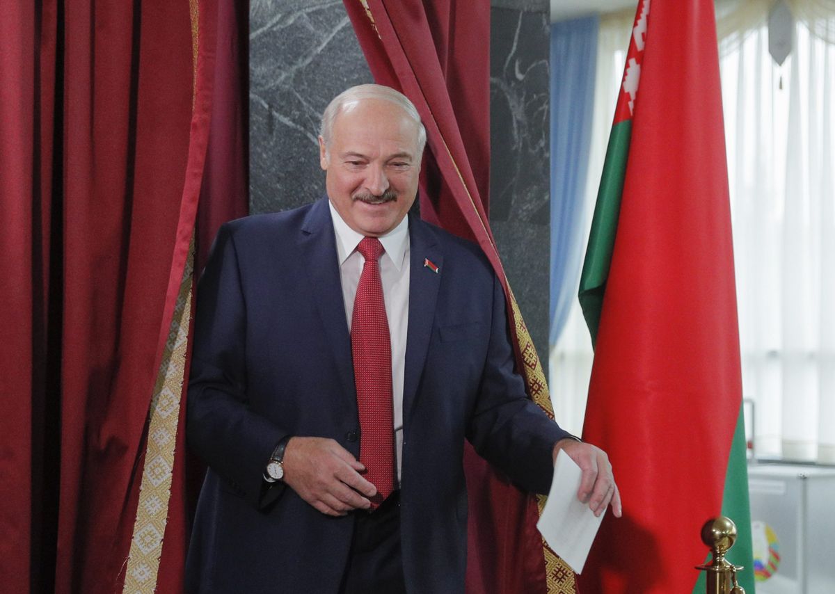 Aljakszandr Lukasenka fehérorosz államfõ voksol egy minszki szavazóhelyiségben 2019. november 17-én / Fotó: MTI/EPA