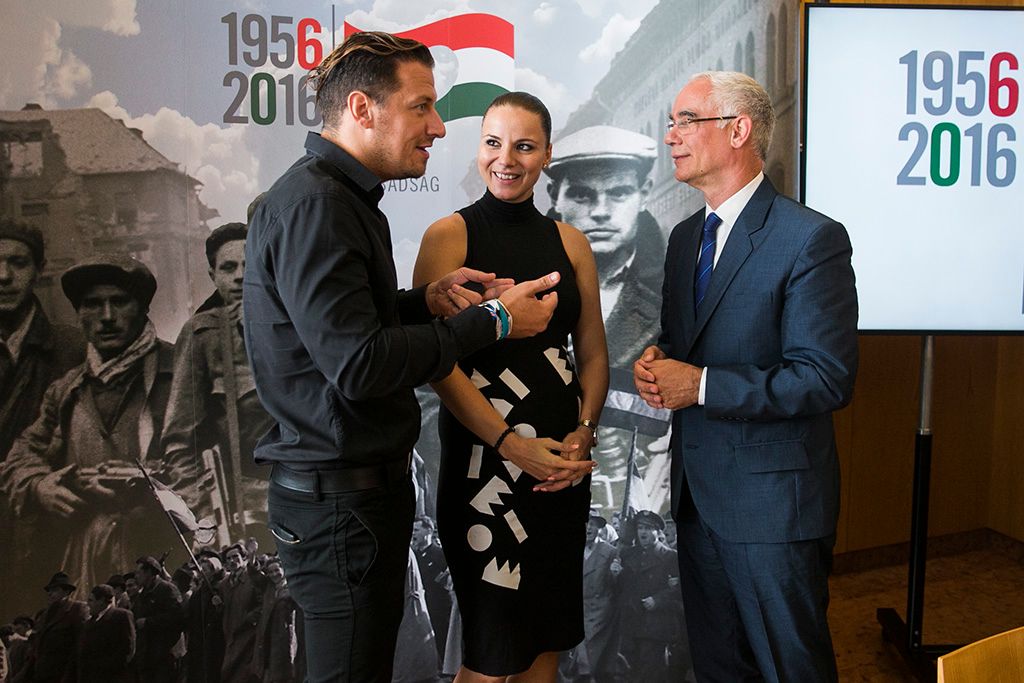 Budapest, 2016. augusztus 15. Vastag Csaba énekes, producer, Péter Szabó Szilvia énekes és Balog Zoltán, az emberi erőforrások minisztere (b-j) az 1956-os forradalom és szabadságharc emlékéve hivatalos dalát és imázsfilmjét bemutató sajtótájékoztatón a budapesti Terror Háza Múzeumban 2016. augusztus 15-én. Az Egy szabad országért című dalt először a Petőfi Rádióban mutatják be. Fotó: Horváth Péter Gyula