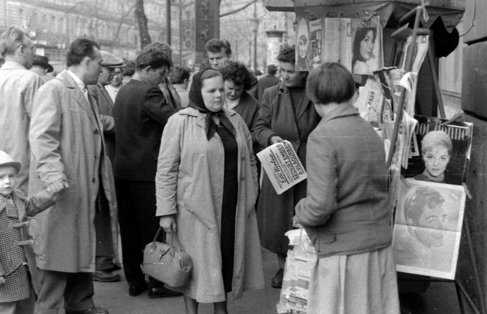 Megjelent az Esti Hírlap / Fotó: Fortepan.hu, ad.: Magyar Rendőr