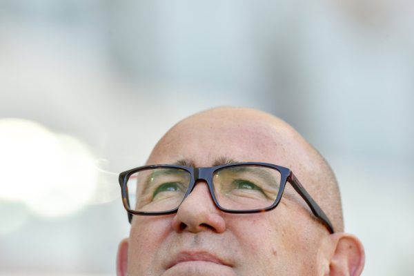 Kondás Elemér, a Vasas vezetőedzője joggal emeli az ég felé a tekintetét. A piros-kékek egyre nehezebb helyzetbe kerülnek, lassan már csak az Égiek segíthetnek rajtuk... <br /> Fotó: MTI/Czeglédi Zsolt