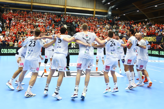 Jogosan és megérdemelten ünnepelt az aalborgi csarnokban a Telekom Veszprém. Kiváló játékkal kivívták a négyes döntős szereplést, így véghez vihetik a történelmi bravúrt és megszerezhetik a magyar férfi kézilabda első BL-győzelmét. Fotó: MTI/Kovács Anikó