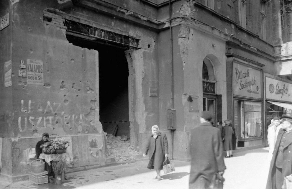 1957, csendélet: Le az úszítókkal! - Dob utca - Erzsébet (Lenin) körút sarok / Fotó: Fortepan.hu