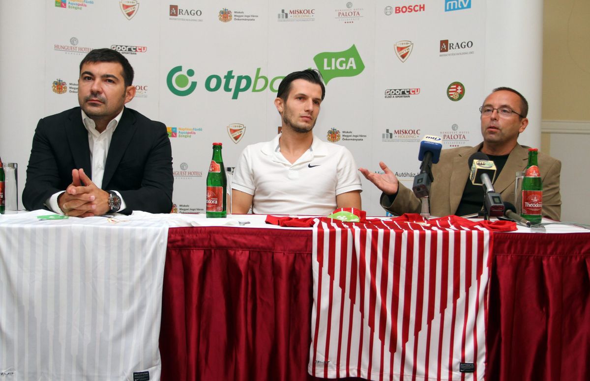 Leisztinger Tamás, a DVTK többségi tulajdonosa (j) beszél, mellette Dudás Hunor ügyvezetõ igazgató (b) és Rudolf Gergely labdarúgó. Utóbbi az egyik legnagyobb futballt csaló játékossá vált, a Diósgyőrt is csak kihasználta / Fotó: MTI