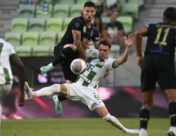 Batik Bence (b) és Katona Bálint (j) a labdarúgó OTP Bank Liga 3. fordulójában játszott Ferencvárosi TC-Puskás Akadémia mérkőzésen a budapesti Groupama Arénában 2023. augusztus 13-án.<br />Fotó: MTI/Kovács Tamás
