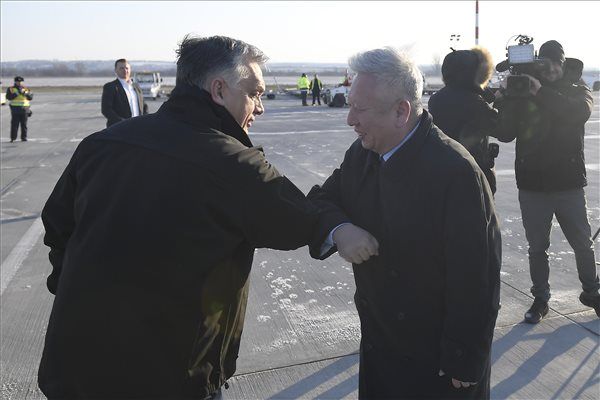 Szöveg: Budapest, 2020. március 24. Orbán Viktor miniszterelnök (b) és Tuan Csie-lung kínai nagykövet a Liszt Ferenc-repülőtéren, ahová megérkezett a Suparna Airlines Kínából érkezett repülőgépe, fedélzetén orvosi védőeszközökkel 2020. március 24-én. A gép több mint 3 millió maszkot, 100 ezer koronavírus-tesztet és 86 lélegeztetőgépet hozott. MTI/Kovács Tamás