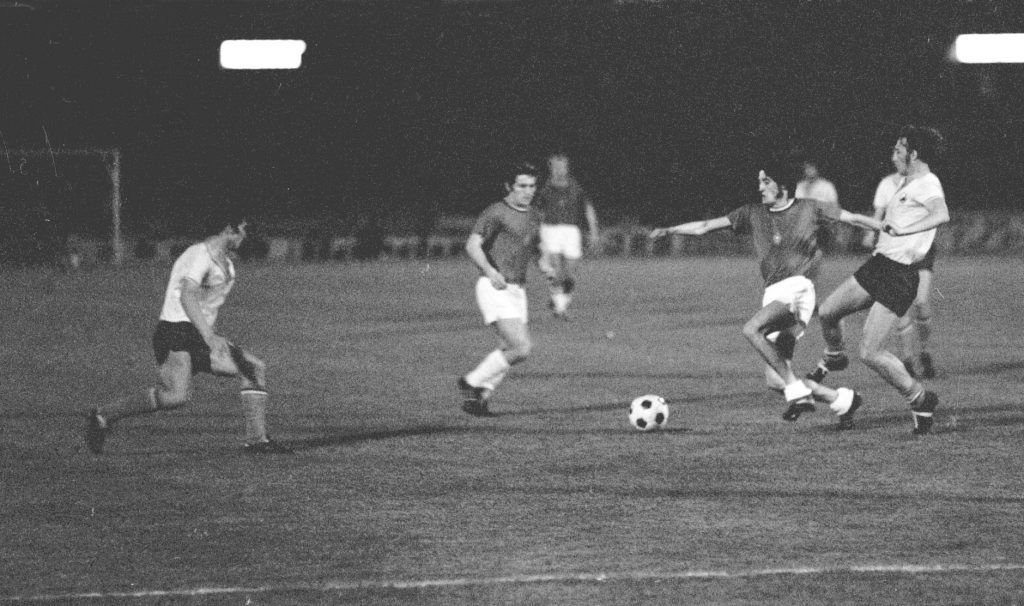 Belgrád, 1972. május 18.<br /> Kű Lajos (j2) a román védők között a Magyarország-Románia Európa-bajnoki selejtező mérkőzésen a belgrádi Partizan-stadionban, ahol 2-1-es győzelmünkkel kivívtuk a belgiumi négyes döntőben való szereplés jogát.<br /> Fotó: MTI/Koppány György