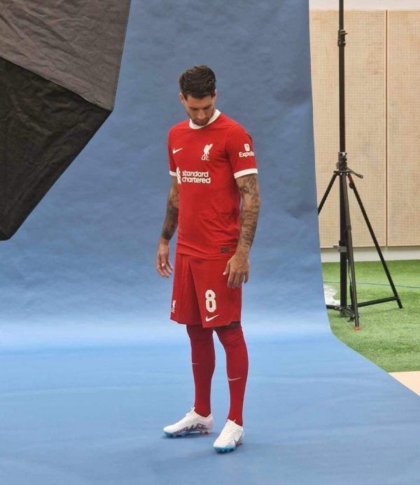 Szoboszlai Dominik hivatalos bemutatásakor az Anfield Road-on. Fotó: a Liverpool FC hivatalos Facebook-oldala