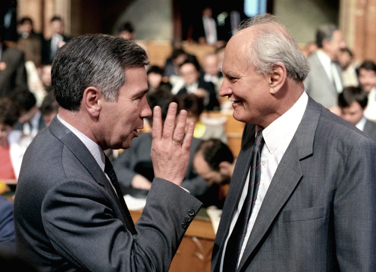 Egy egykori ötvenhatos és egy pufajkás. Horn és Göncz 1990-ben / Fotó: MTI