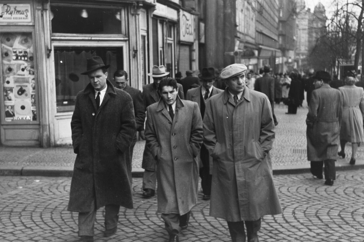 1949. Prága, Vencel tér. Balról: Szusza Ferenc, Sándor Károly (Csikar), mellettük Sebes Gusztáv szövetségi kapitány / Fotó: Fortepan.hu, adományozta: Kovács Márton Ernő