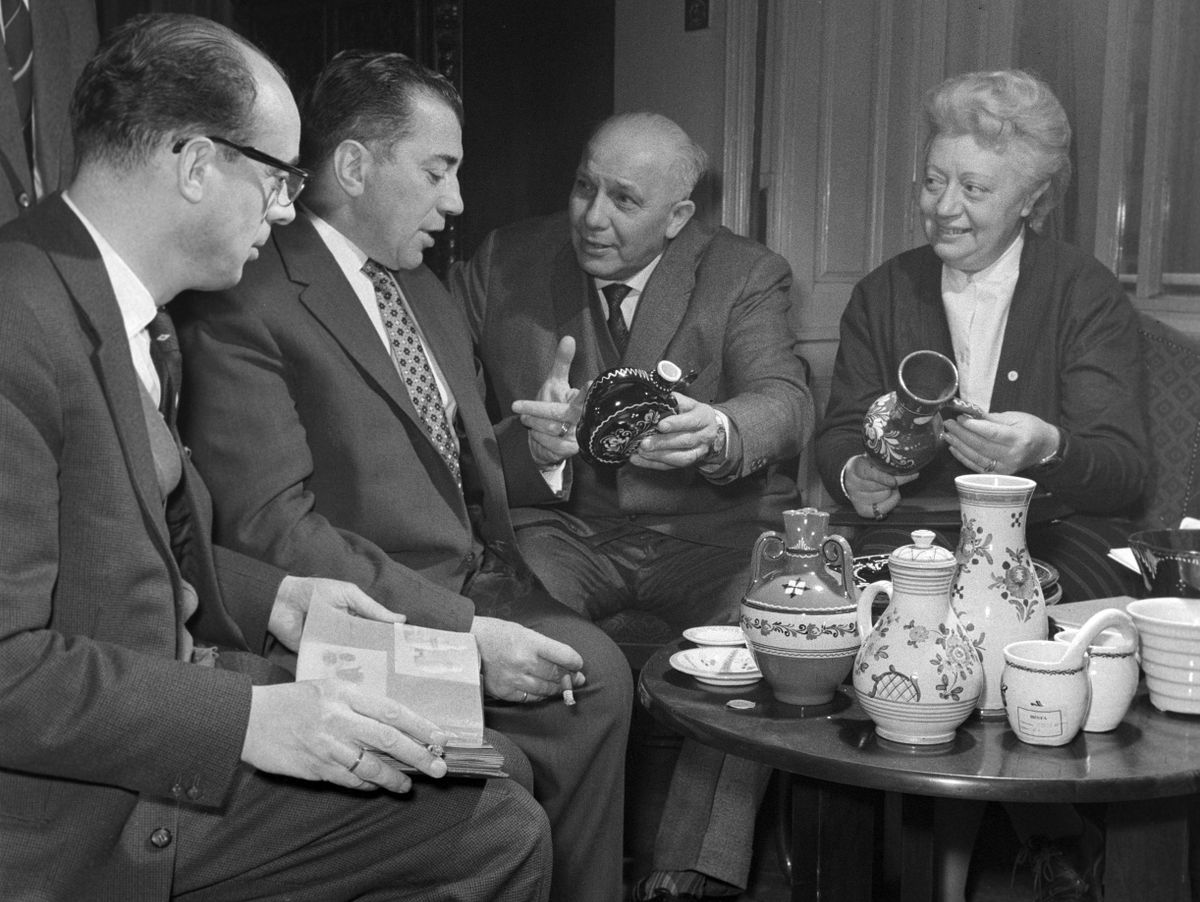 Holland kereskedõk tárgyalnak az ARTEX Külkereskedelmi Vállalattal, 1960 / Fotó: MTI
