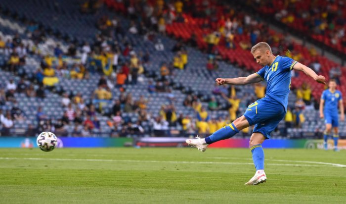 Zincsenko kiváló kapáslövése után a labda úton a svéd hálóba. Fotó: MTI/EPA/GETTY/Stu Forster