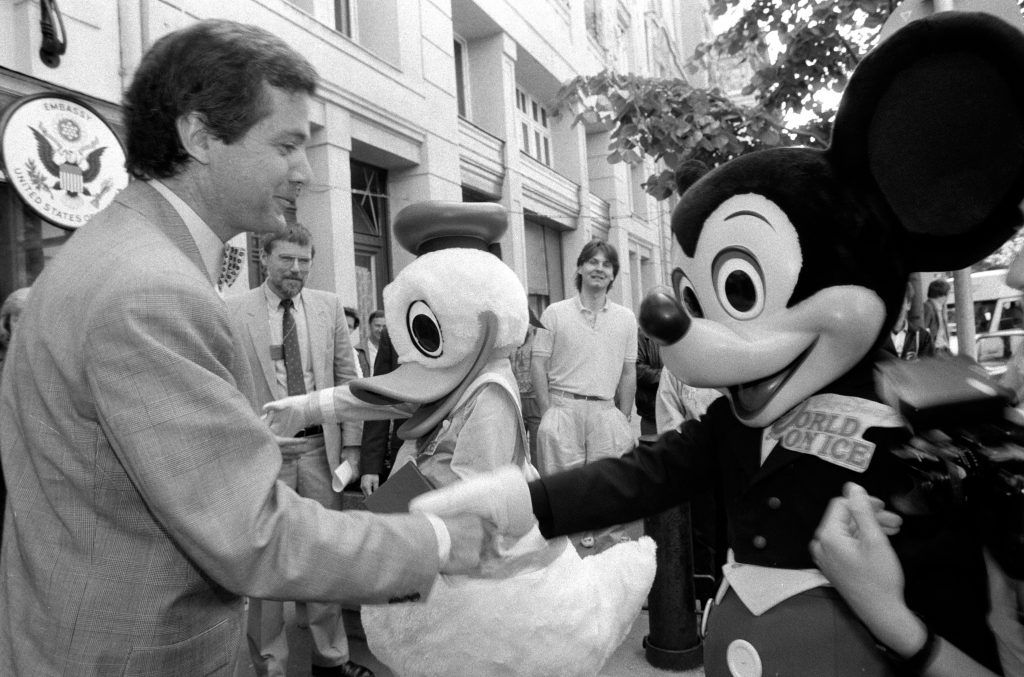 Mark Palmer, az Amerikai Egyesült Államok budapesti nagykövete a Mickey egérrel kedves volt, a rendszerváltásért küzdő népi ellenzékkel már kevésbé. Hamar világossá tette, hogy az SZDSZ - és azon keresztül a posztkommunisták - oldalán áll. Fotó: MTI/Földi Imre