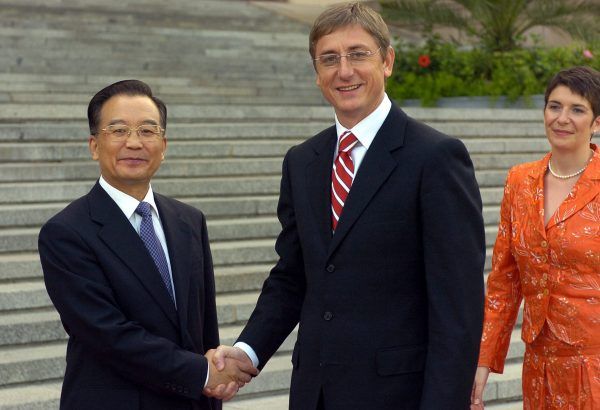 Peking, 2007. szeptember 3.<br /> Ven Csia-pao (Wen Jiabao) kínai miniszterelnök (b) kezet fog Gyurcsány Ferenc miniszterelnökkel, amikor katonai tiszteletadással fogadta Pekingben az Országos Népi Gyûlés (parlament) melletti téren. Jobbra Dobrev Klára, a magyar kormányfõ felesége.<br /> MTI Fotó: Beliczay László