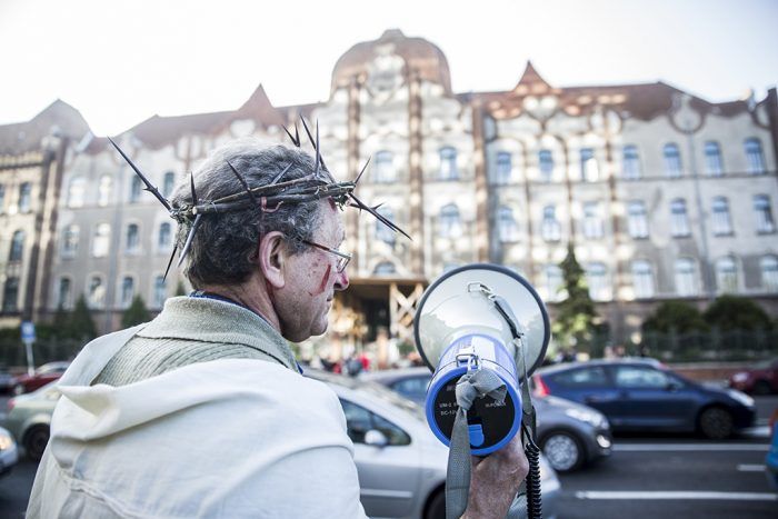 A tanárokkal szolidaritást vállaló tiltakozók a Teleki Blanka Gimnázium előtt Fotó: Horváth Péter Gyula