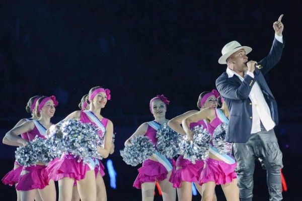 Lou Bega, olasz és ugandai származású német zenész énekel a debreceni Nagyerdei Stadion avatóünnepségén 2014. május 1-jén. MTI Fotó: Czeglédi Zsolt