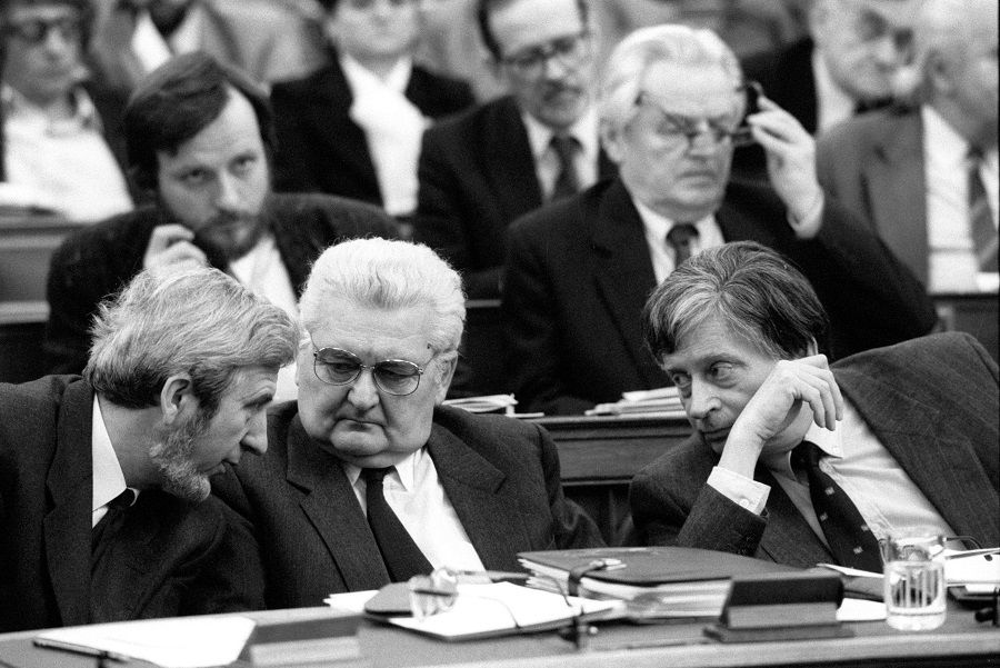 Február 12-én a Parlamentben folytatta munkáját az Országgyûlés. A képen: Jeszenszky Géza, Boross Péter és Antall József az ülésteremben / Fotó: MTI