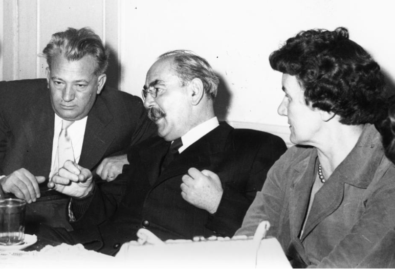 Kommunisták egymás közt: Darvas József, Nagy Imre és Rajk Lászlóné / Forrás: Fortepan.hu