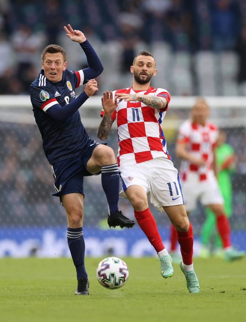 A skót Callum McGregor és a horvát Marcelo Brozovic (j) a Horvátország-Skócia mérkőzésen<br /> MTI/EPA/Reuters pool/Lee Smith