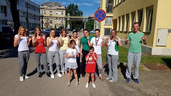 Mindenki gatyában! / Forrás: Menj Ma Mackóban Melózni Mozgalom