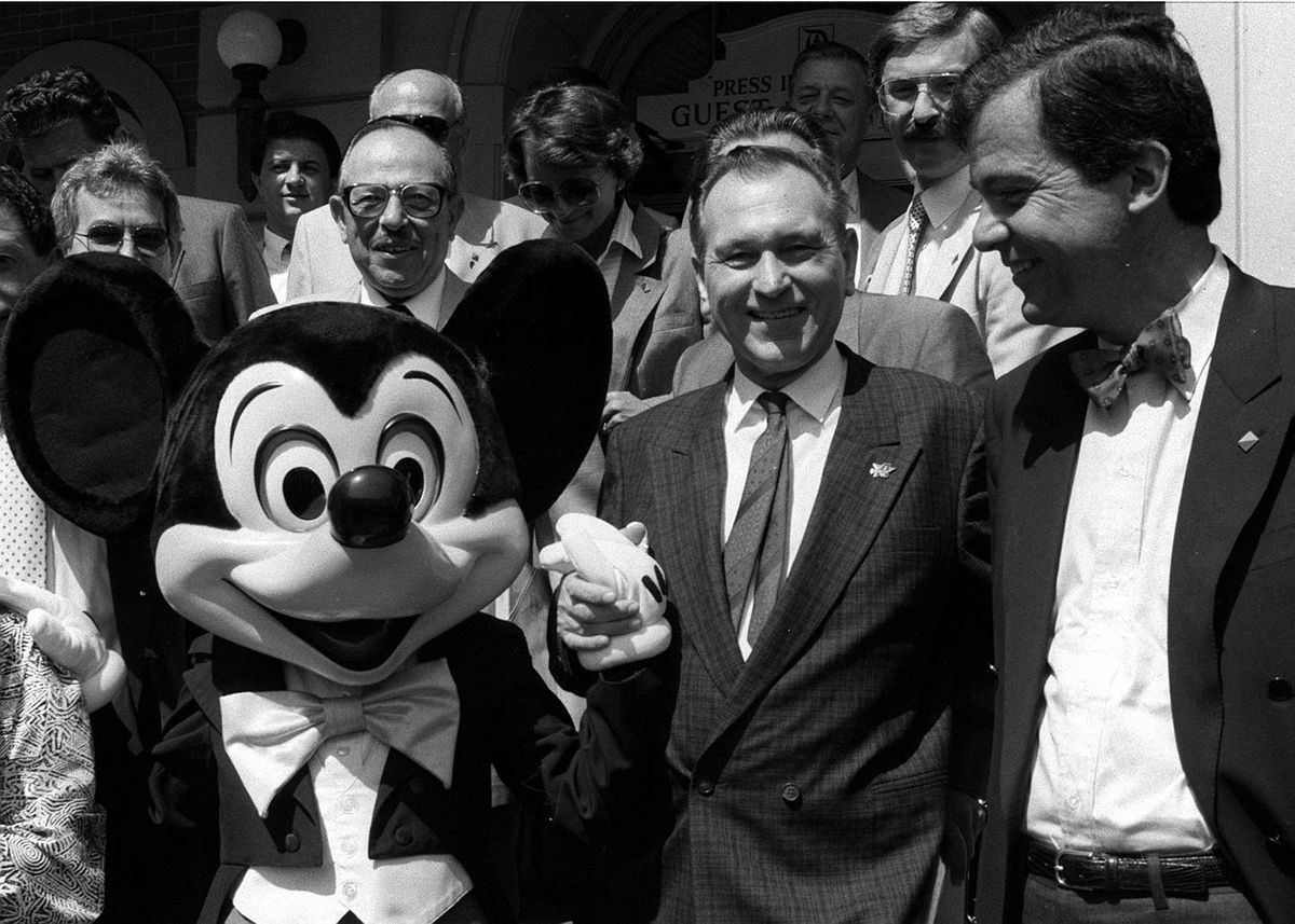 Megegyeztek a háttérben. Grósz Károly és Mark Palmer, az USA budapesti nagykövete Disneyland-ben / Fotó: MTI