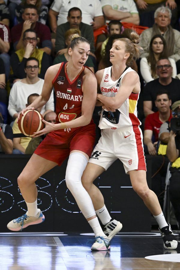 Határ Bernadett (b) és a spanyol Laura Gil (j) a kosárlabda olimpiai selejtező 3. fordulójában játszott Magyarország-Spanyolország mérkőzésen a soproni Novomatic Arénában 2024. február 11-én.<br />Fotó: MTI/Illyés Tibor