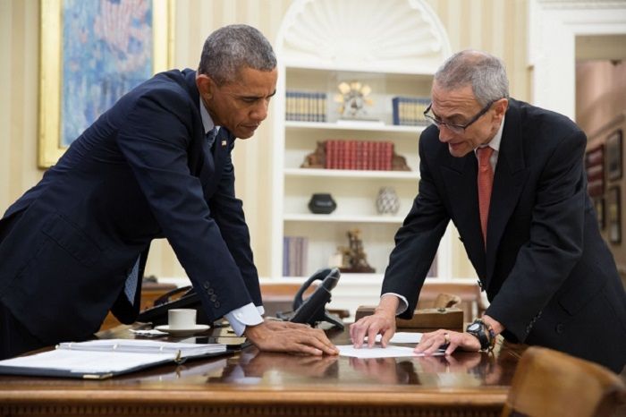 Obama és Soros embere, John Podesta. Fotó: whitehouse.gov