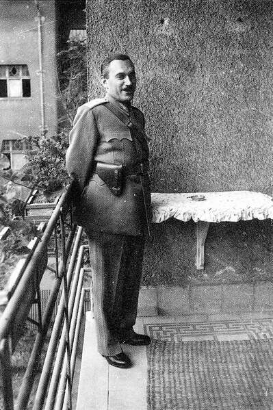 Péter Gábor mosolyog / Fotó: Mek.oszk.hu