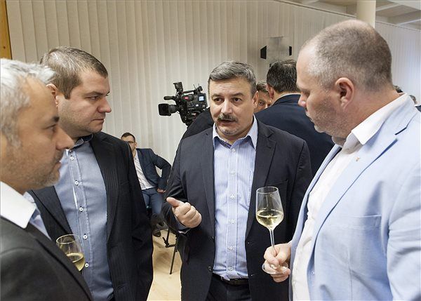 Berényi József és a csalódott MKP-sek vasárnap hajnalban - Fotó: Krizsán Csaba/MTI