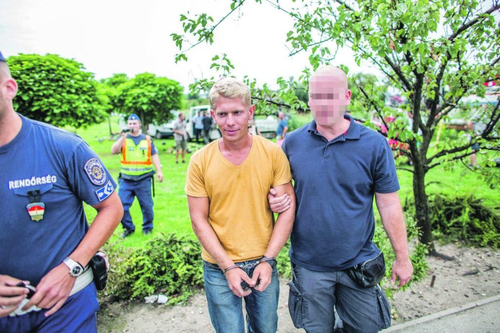 A civil ruhás rendőrök megbilincselték a demonstráló ifj. Pócs Jánost, majd az egyenruhásokkal bevitették a rendőrkapitányságra. (fotó: lokal.hu)