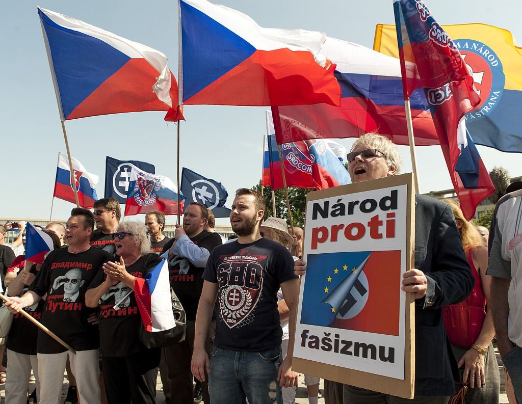 A tüntetők a fasizmushoz hasonlították Brüsszel eljárását (kép: MTI / Krizsán Csaba)