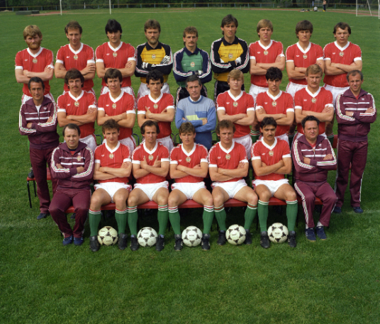 A vb-szereplést kivívó válogatott csapatképén 1985 tavaszán még Nyilasi Tibor is ott szerepel, a felső sorban, balról a másodikként. A vb-re már nem tartott a csapattal. Fotó: MTI/Wéber Lajos.