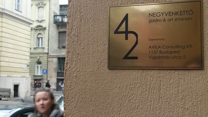 A Negyvenkettő cégére. A háttérben Csernus Elza, Láposi Elza lánya. Fotó: PestiSrácok.hu