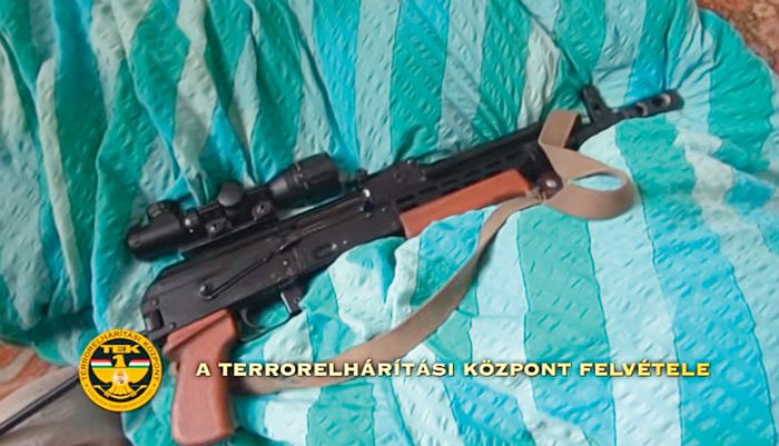 Ezt az AMD gépkarabélyt foglalták le a tett színhelyéről. Fotó: TEK