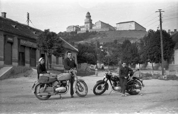 (Győrszentmárton), Mátyás király út, szemben a Szent Márton-hegy és a Pannonhalmi Bencés Főapátság. Fortepan Morvay Kinga