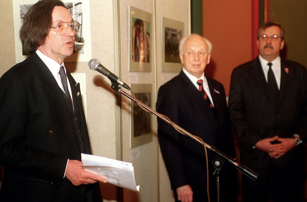 A Magyar kép-zet című fotókiállításon a Magyar Nemzet fotósainak munkáit mutatták be. A kiállítást Kerényi Imre, a Madách Színház főrendezője nyitotta meg. A képen: ő beszél, mellette Mádl Ferenc köztársasági elnök és Liszkay Gábor főszerkesztő. / Fotó: MTI