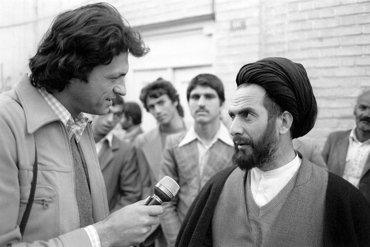 1979, Chrudinák Alajos, a televízió munkatársa interjút készít Kazem Shariat-Madari ajatollah vallási vezetõvel / Fotó: MTI