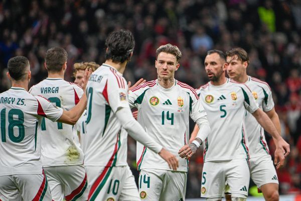 A magyar csapat tagjai az egyenlítő gól után a labdarúgó Nemzetek Ligája A divíziójának osztályozójában játszott Törökország-Magyarország első mérkőzésen Isztambulban az Ali Sami Yen Sportkomplexumban 2025. március 20-án.<br />Fotó: MTI/Szigetváry Zsolt