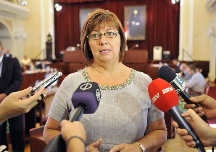 Az MSZP képviselője, Gy. Németh Erzsébet szerint túl sok a megválaszolatlan kérdés az agglomerációs közlekedés átadásában. Fotó: nol.hu
