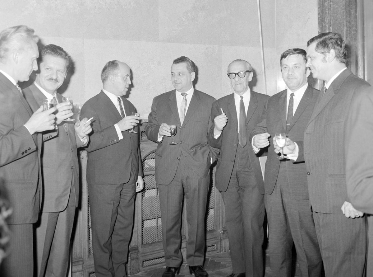 Siklósi Norbert, a MÚOSZ fõtitkára (középen) beszélget a kitüntetett sajtómunkásokkal, többek között Eck Gyulával, a Szabad Föld fõszerkesztõjével (j2) beszélget a Nagy Októberi Szocialista Forradalom 53. évfordulója alkalmából a Parlamentben rendezett fogadáson / MTI Fotó: Vigovszki Ferenc