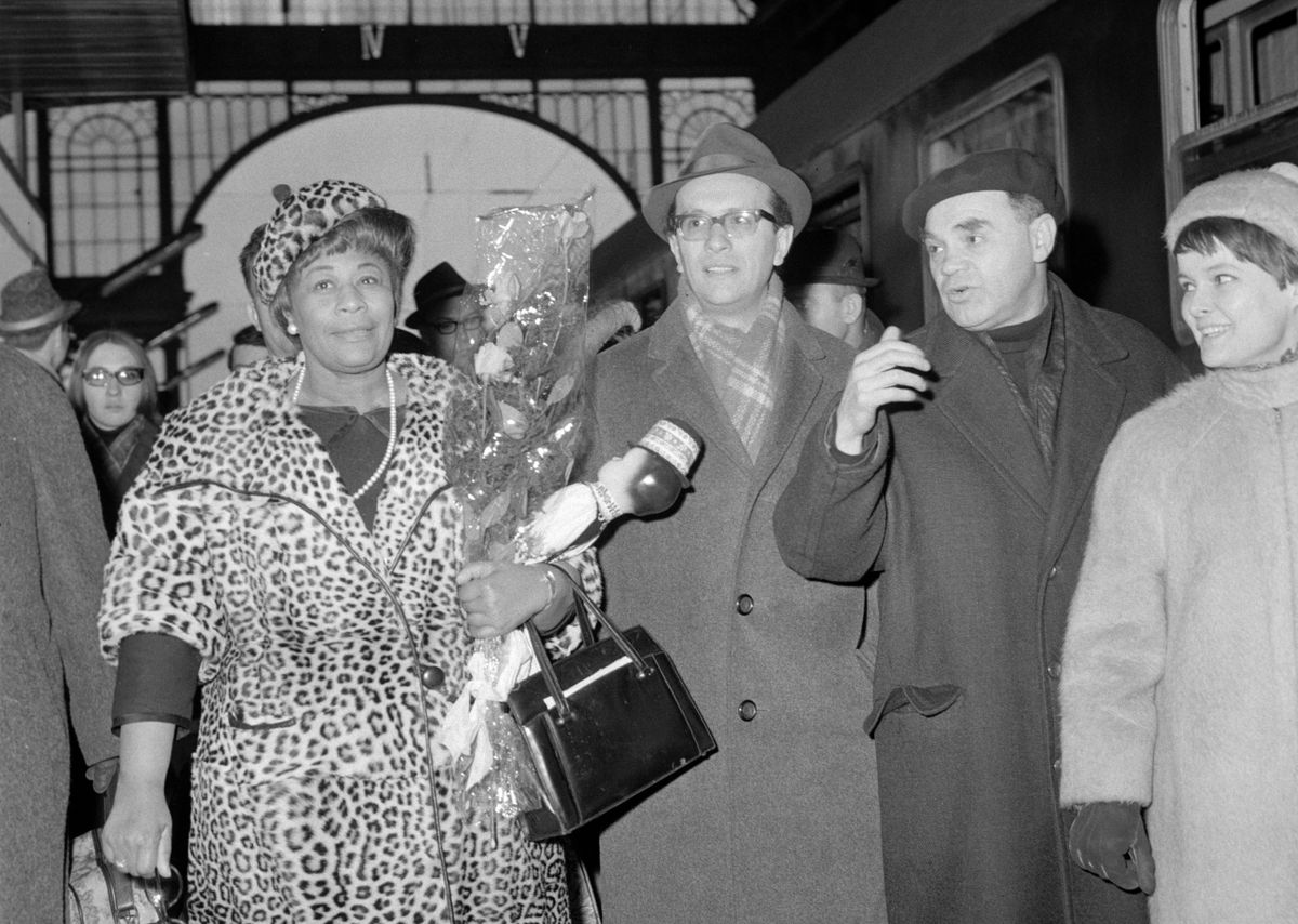 Jazz-legenda és a kommunista hálózat emberei. Ella Fitzgerald világhírû jazzénekesnõt Keszler Pál, az Országos Rendezõ Iroda (ORI) (szemüvegben, kalapban), Bánki László, a Nemzetközi Koncertiroda (sapkában) vezetõje és Poór Klári riporternõ fogadták a Keleti pályaudvaron. / Fotó: MTI