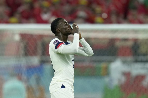 Az amerikai Timothy Weah ünnepli gólját a katari labdarúgó-világbajnokság B csoportjának első fordulójában játszott Egyesült Államok-Wales mérkőzésen az ar-rajjáni Ahmad bin Ali Stadionban 2022. november 21-én.<br /> Fotó: MTI/AP/Francisco Seco