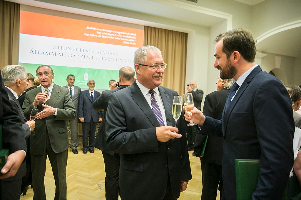 FAZEKAS SÁNDOR miniszter ÁLLAMALAPÍTÓ SZENT ISTVÁN ÜNNEPE alkalmából kitüntetést ad át Szarvas Szilveszeternek a Pesti Srácok főszerkesztő hellyetesének. Fotó: Horváth Péter Gyula