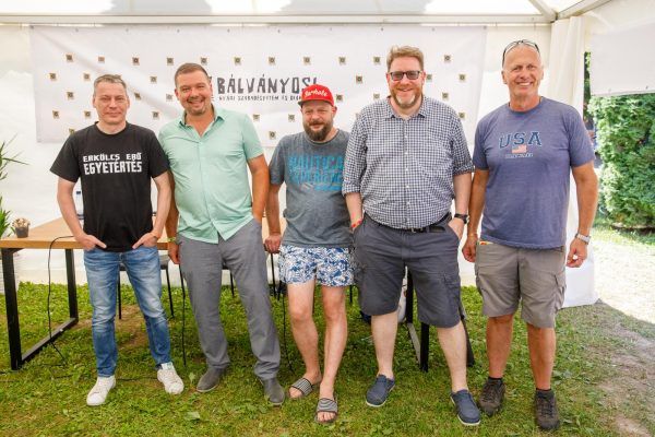 Tusványos-keménymag a Nézőpont rendezvénye után: Boros Bánk Levente, Huth Gergeyly, Ambrózy Áron, Szöllősi György, Georg Spöttle - Fotó: Hatlaczki Balázs
