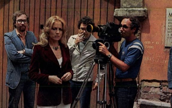 Vágó (balra) egy tévés forgatáson / Forrás: Arcanum.hu