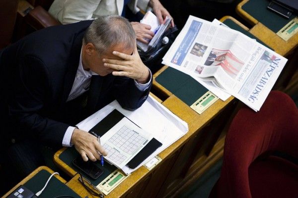 Ha idejében kapcsolt, Simon megúszhatja az adócsalást. Fotó: origo.hu