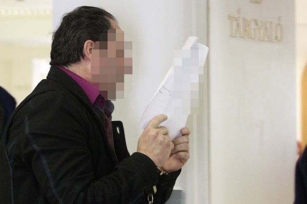Hudvágner Tamás ügyvédet a bíróság elé kísérik Fotó: Feol.hu