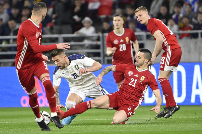 Minden labdáért kemény csata folyt a gyepen. Fotó: MTI/Kovács Tamás