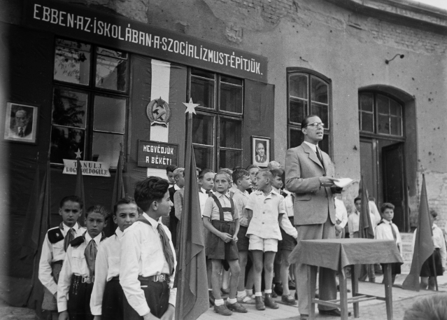 Jellemző kép egy általános iskolából a kommunisták államosítása után. Sarló és kalapács, vörös csillagok, valamint bolsevista szlogen. Fotó: Fortepan/Kovács Márton Ernő