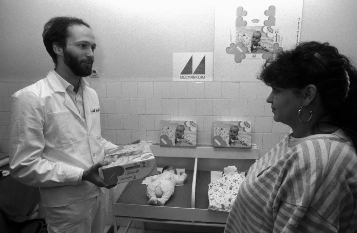 Sarlós Gábor 1989-ben, már mint a Multireklám Kisszövetekezet elnök-helyettese jótékonykodik / Fotó: MTI