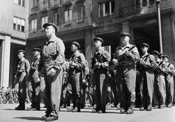 Munkásőrök avatóünnepsége 1957 nyarán a budapesti Madách téren. A Munkásőrség egészen a Kádár-korszak legvégéig fennmaradt, 1989-ben oszlatták fel. Éles bevetésére szerencsére soha nem került sor. Fotó: Fortepan